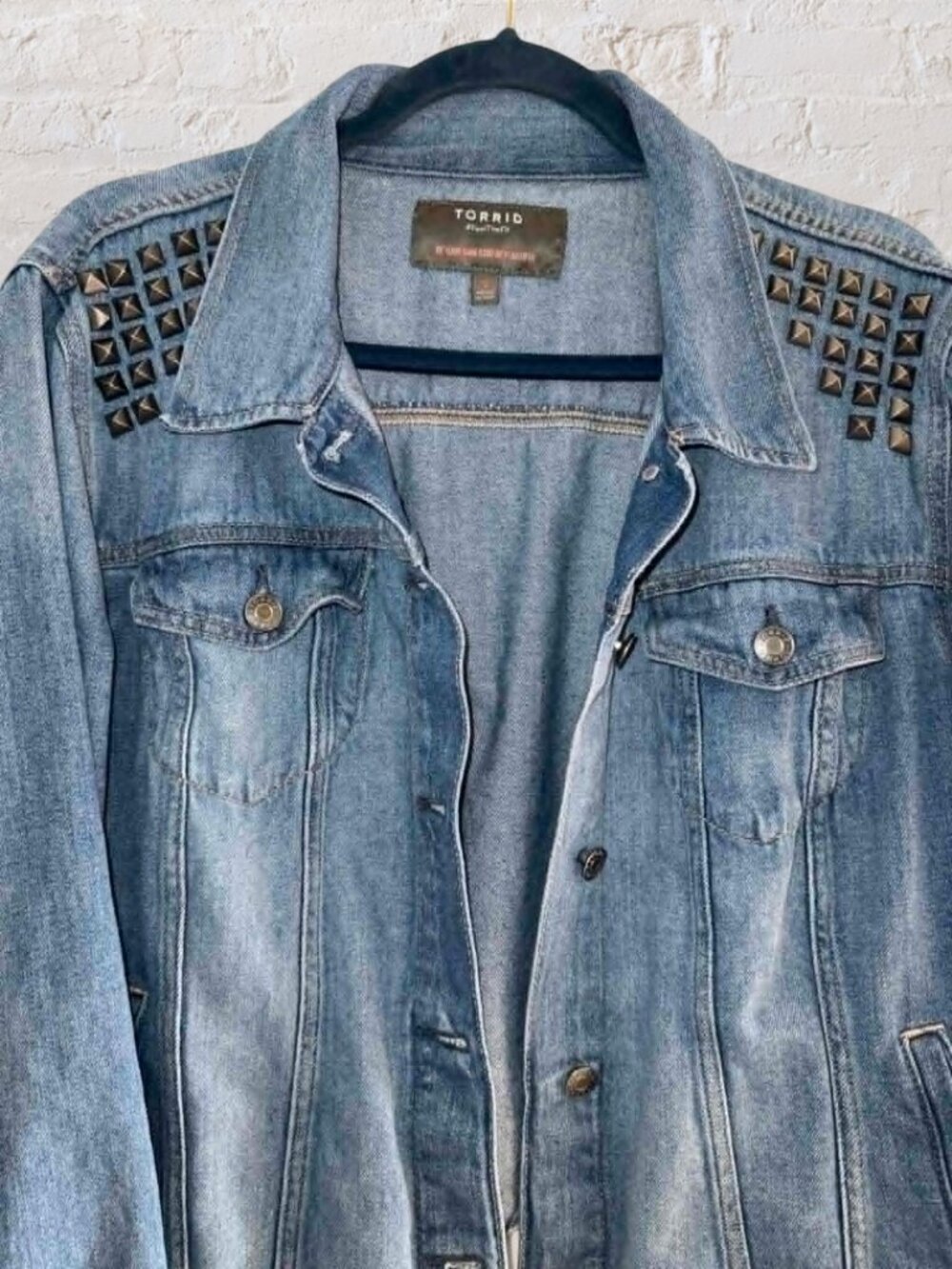 3X Denim Studded Trucker TORRID - Picture 3 of 10